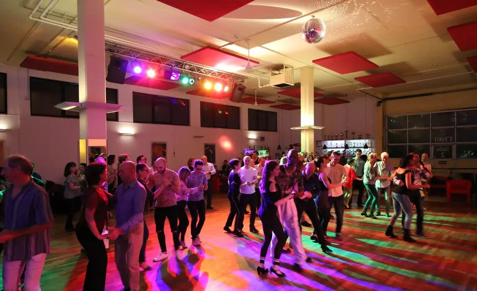 Photo de danseurs, Vol. 4, Deux salles, deux ambiances